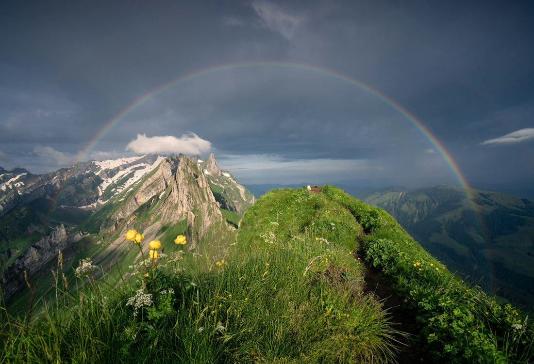 Arc-en-ciel au-dessus d'un paysage montagneux suisse — Photo de Pascal Debrunner sur Unsplash